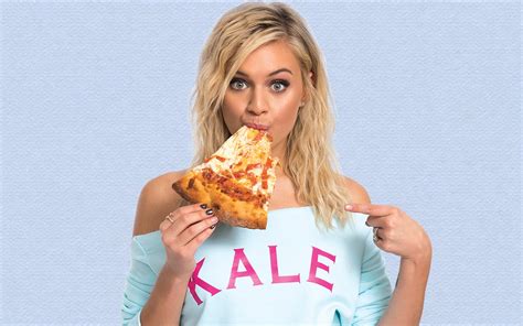 kelsea ballerini loving on a huge slice of pizza celeblr