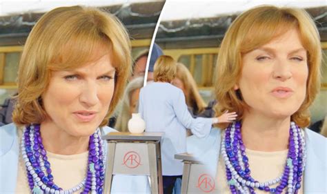 antiques roadshow fiona bruce snaps at ‘useless audience in shock