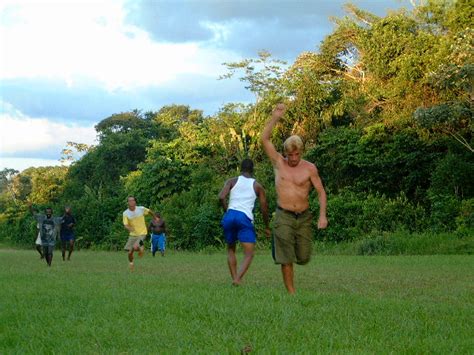 actie van ad tijdens voetballen op het vliegveldje  de jungle