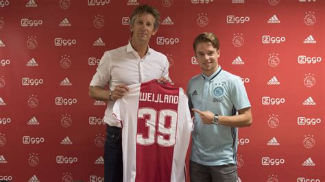 ajax legt de slechtste voetballer ooit vast nos