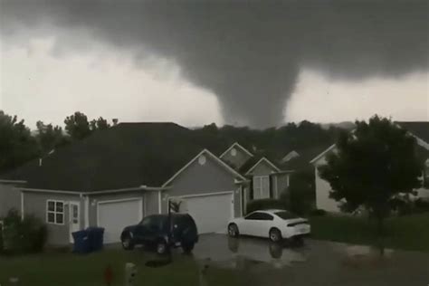tornado tears  missouri capital  killed   state los