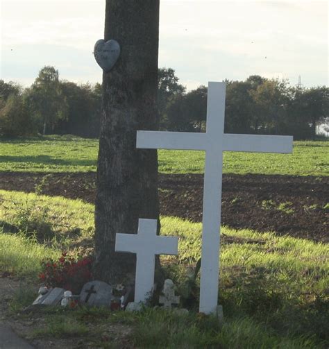 weißes kreuz in kleve erinnet an tödlichen verkehrsunfall