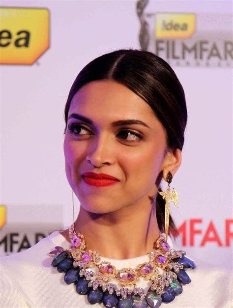 high quality bollywood celebrity pictures deepika padukone looks