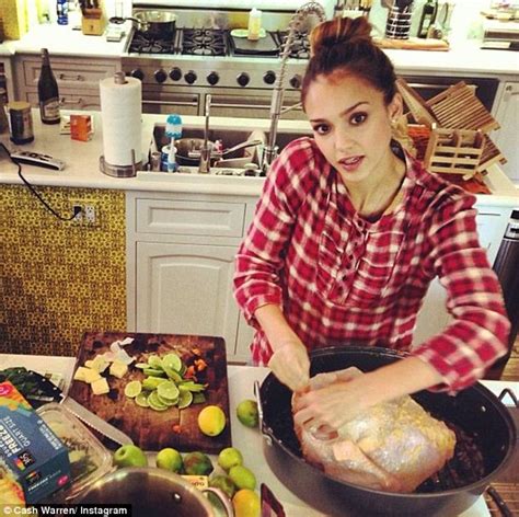jessica alba prepares gets hands on with thanksgiving turkey daily mail online