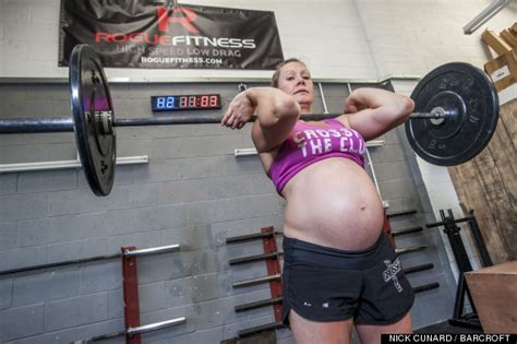 Female Weightlifter Lifts 220ib Despite Being Eight Months Pregnant