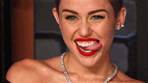 baeh miley cyrus zunge voellig ausser kontrolle promiflashde