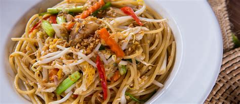 pancit malabon traditional noodle dish  malabon philippines