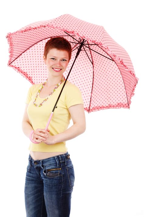 무료 이미지 사람들 소녀 여자 화이트 비 외딴 서 있는 무늬 모델 어린 우산 날씨 유행 의류 담홍색