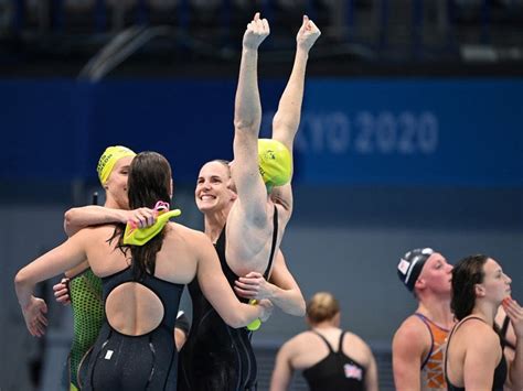 tokyo olympics australia smash world record to win women s 4x100m