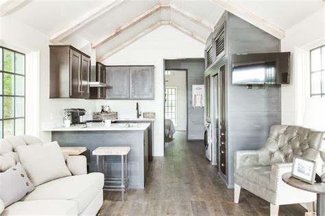 Clayton Introduces Tiny Home At Berkshire Hathaway Shareholders Meeting