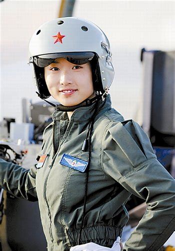 中国首批歼击机女飞行员驾机飞向k时 搜狐军事频道