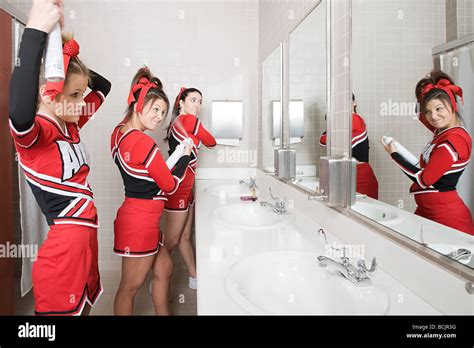 Cheerleader In Toilette Stockfotografie Alamy