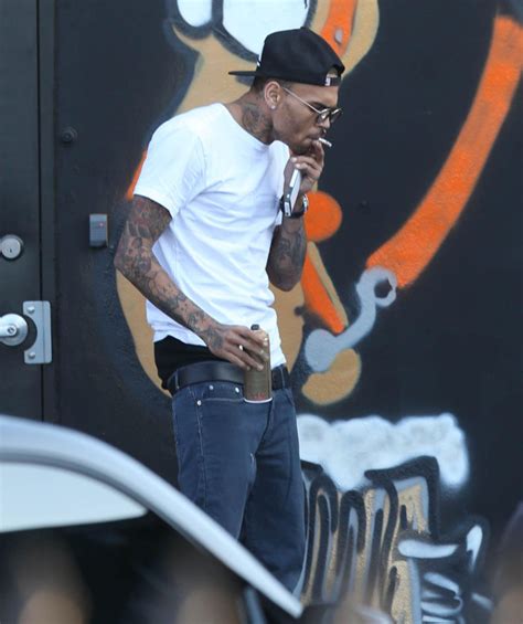 Chris Brown Spray Paints A Mural In Miami 141407