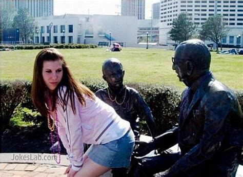 40 hilarious pics of people posing with statues