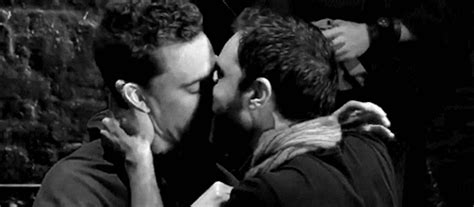 tom hiddleston gay coriolanus scene find and share on giphy