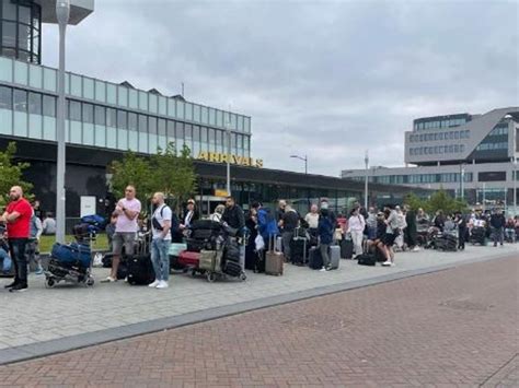 corendon en tui wijken uit naar rotterdam  hague airport vanwege drukte schiphol rijnmond