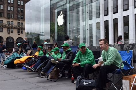 Iphone 6 Release Live Thousands Queue At Apple Stores To Be First To