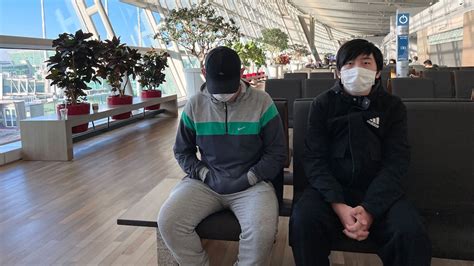 la historia de cinco rusos que viven hace meses en un aeropuerto de