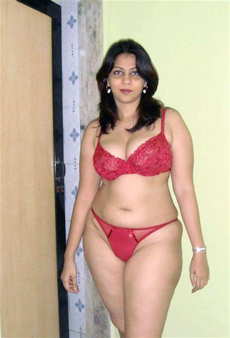 Busty South Indian Aunty Posing Nude Showing Boobs Cunt