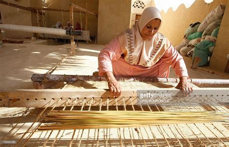 bedouin woman threads reeds   weaves  reed rug   weaving rugs egypt