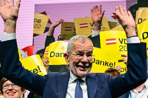 rakousko ma staronoveho prezidenta van der bellen zvitezil uz  prvnim
