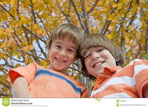 broers  de herfst stock foto image  daling vrolijk