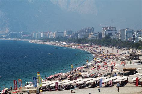 tourists locals head  beaches  temperature hits high  antalya