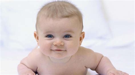 mata biru lucu bayi berbaring  lantai  latar belakang putih lucu