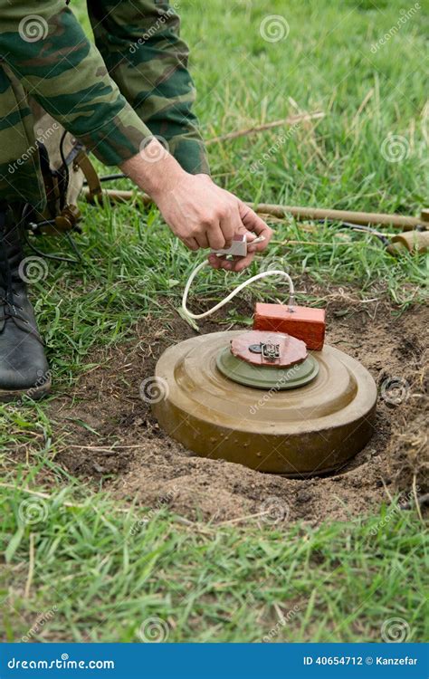 de mijnenveger treft voor een mijndetonator voorbereidingen stock foto image  mijnen leger