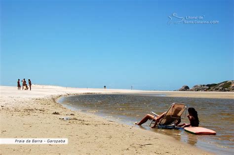 foto garotas tomando um sol na praia da barra sc garopaba sc
