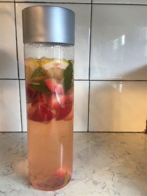 detox water cleanse  body  fruit infused water momtrends