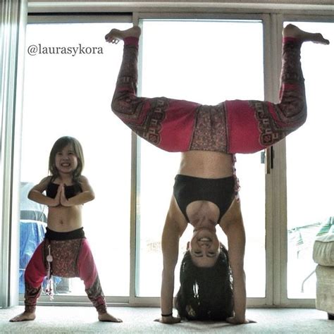 madre e hija de 4 años conquistan al mundo con poses de yoga marcianos