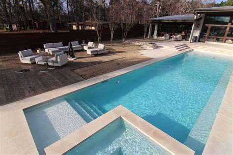 Beatuiful Modern Style Swimming Pool On Lake Tyler