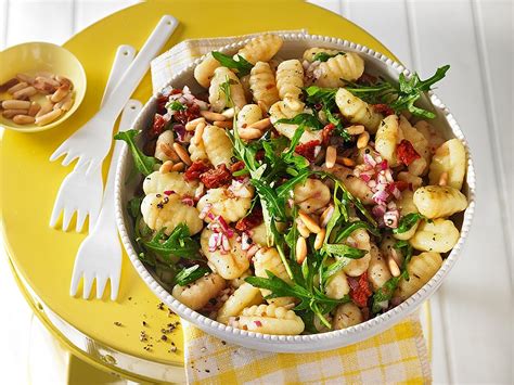 gnocchi salat mit pinienkernen und getrockneten tomaten