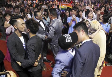 taiwanese same sex couples wed at vibrant banquet