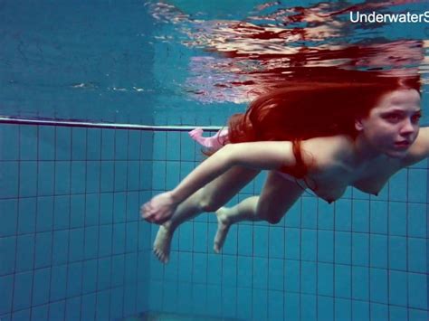 Redhead Simonna Showing Her Body Underwater Free Porn