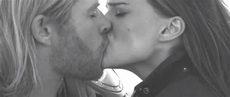 Chris Hemsworth Kiss Couple  On Er By Buswyn