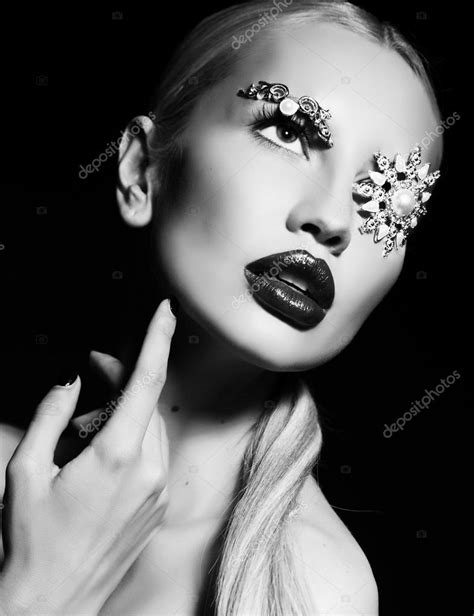 Sexy Blond Woman With Fantastic Makeup With Bijou Accessories — Stock