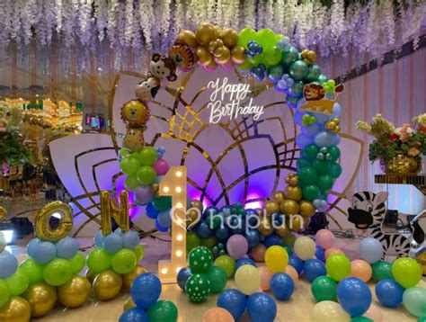jungle theme decoration  stage  balloons  banquet hall