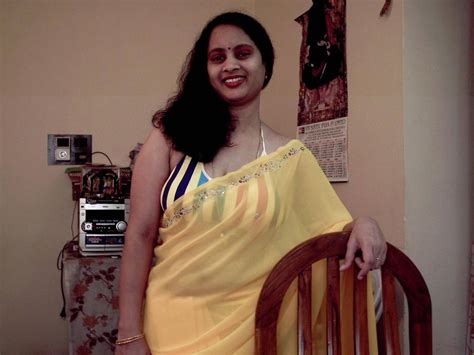 Saree Wali Aunty Exposing Boobs In Blouse Cleavage Picture