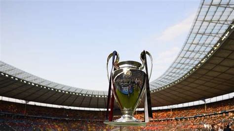 resmi uefa tunjuk tuan rumah final liga champions  tiga musim