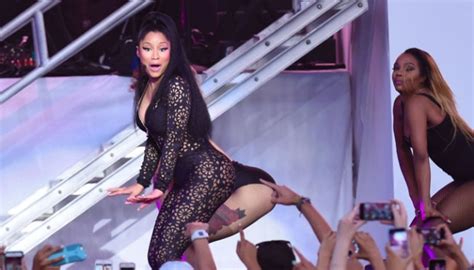 Nicki Minaj Tampil Seksi Di Billboard Hot 100 Foto