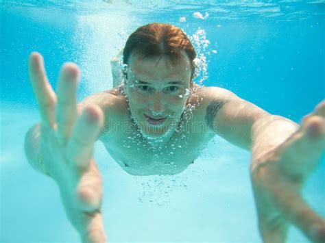 mens die onder water zwemt stock foto image  actie