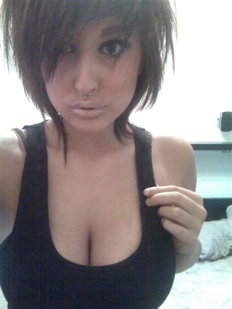 ᐅ Busty Emo Girl Cleavages