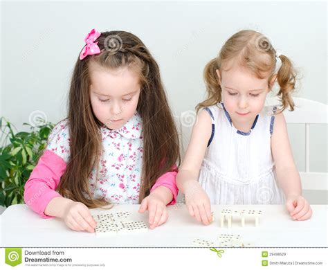 due bambine che giocano domino immagine stock immagine