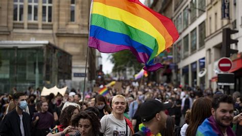 une gay pride impromptue et politique rassemble des milliers de