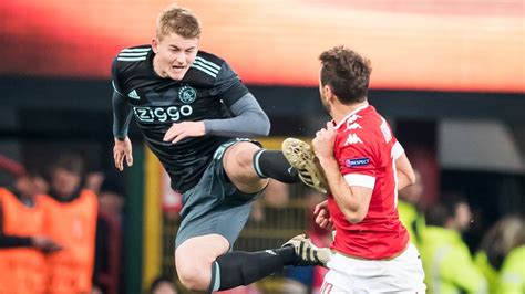 jeugdig ajax blijft ongeslagen na gelijkspel  luik