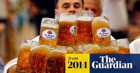 German Waiter Breaks Beer Carrying Record Video World News The