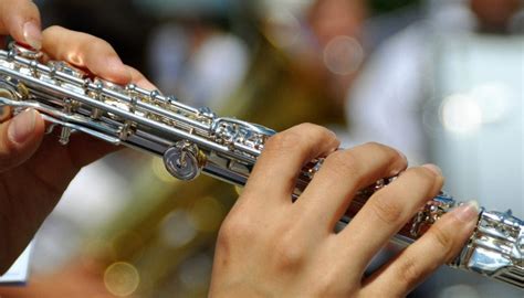 hold  flute learn flute  flute lessons  learning