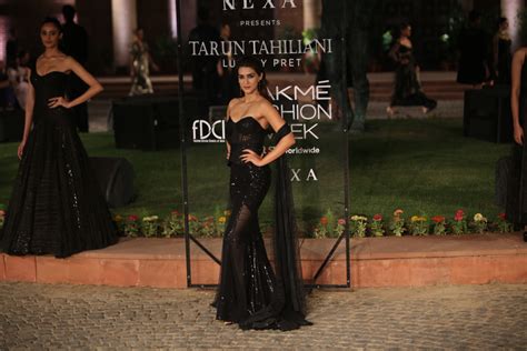kriti sanon turns showstopper for tarun tahiliani at lakme fashion week